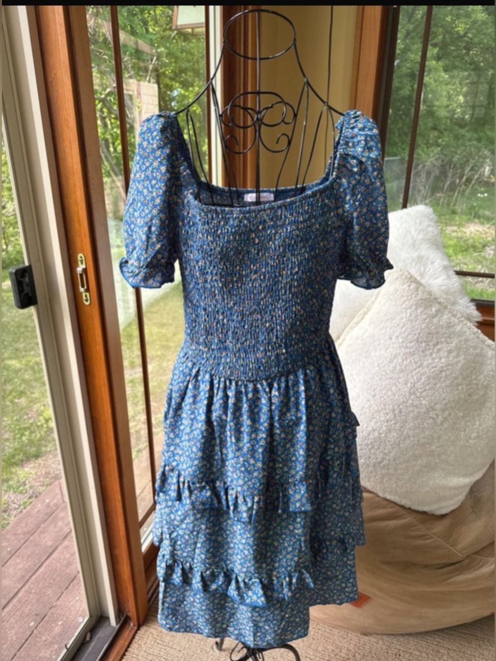 NWOT- Med- 8-10 Blue Floral summer beach cruise Smocked Tiered Midi Dress